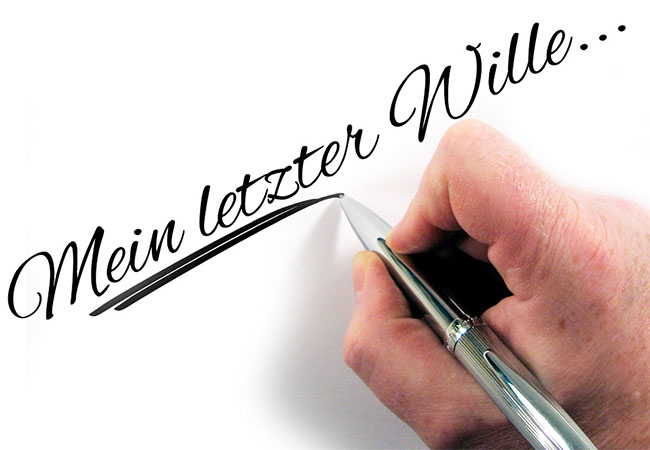 Zu sehen ist eine Hand, die mit einem Kugelschreiber die Worte „Mein letzter Wille“ auf ein Blatt Papier schreibt. Der digitale Nachlass muss handschriftlich geregelt werden. Bild: pixabay / geralt